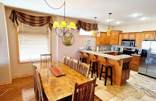East Kootenay Condominio | SullivanStone #32 - Golf - Ski - Hike - Chill - Private Hot Tub - Sleeps 8.