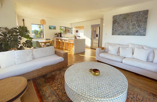 Mount Maunganui Casa | Sully’s Beach House: 45 seconds to beach, sleeps 7