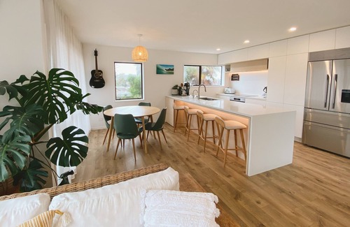 Mount Maunganui Casa | Sully’s Beach House: 45 seconds to beach, sleeps 7