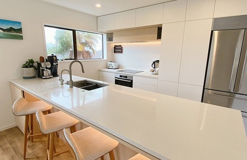 Mount Maunganui Casa | Sully’s Beach House: 45 seconds to beach, sleeps 7