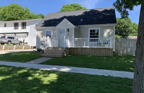 Clear Lake Casa | Summer Breeze - Newly Remodeled Quaint Home - 7 blocks from beach