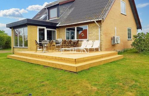 Maribo Casa | Summer Cottage Tucked Away In Coastal Area