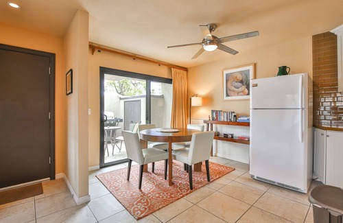 Palm Desert Condominio | 1/2 cuadra de El Paseo- ¡Excelente ubicación! Gran piscina y spa! Tenis gratis! W / D!