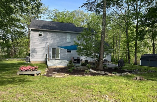 East Stroudsburg Casa | Summer fun Poconos Watergap: stunning water views, dock, firepit, movie room