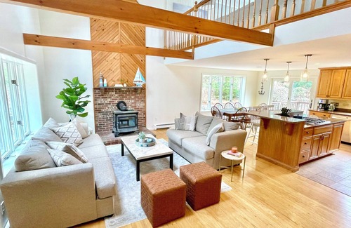 Harwich Center Casa | Summer Home with Private heated pool, near town & beaches