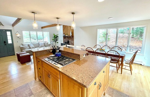 Harwich Center Casa | Summer Home with Private heated pool, near town & beaches
