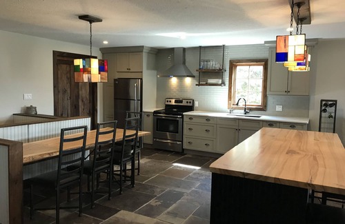 Thornbury Casa | Summer House Rental - Thornbury (30 day min.)
