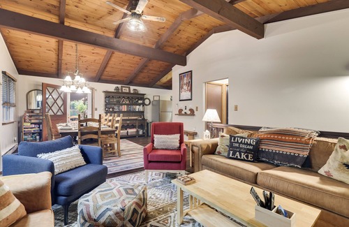 Pocono Lake Chalet De Esquí | Summer is filling up! STEPS to The LAKE! Biking, Wineries, Water Parks