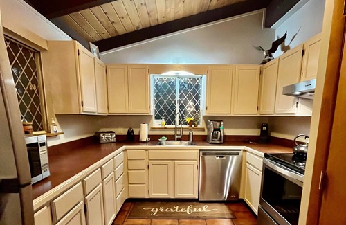 Pocono Lake Chalet De Esquí | Summer is filling up! STEPS to The LAKE! Biking, Wineries, Water Parks