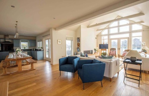 South Cerney Casa | Summer Lake | Lake house | Hot Tub + Rowing Boat