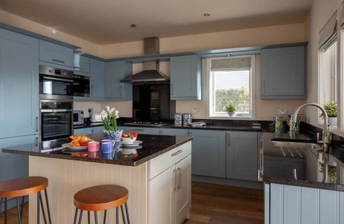 South Cerney Casa | Summer Lake | Lake house | Hot Tub + Rowing Boat