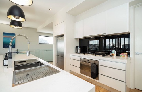 Curlewis Casa | Stylish Retreat: Bay views, Fire Pit, Heated Pool, Game Room & Breakfast