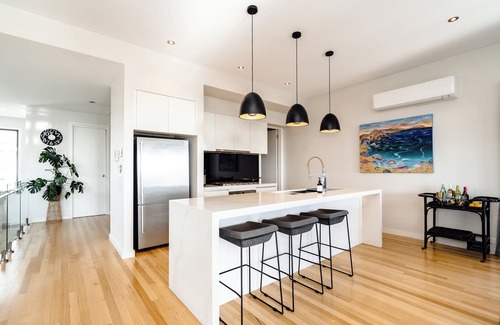 Curlewis Casa | Stylish Retreat: Bay views, Fire Pit, Heated Pool, Game Room & Breakfast
