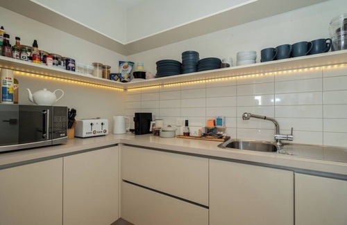 Curlewis Casa | Stylish Retreat: Bay views, Fire Pit, Heated Pool, Game Room & Breakfast