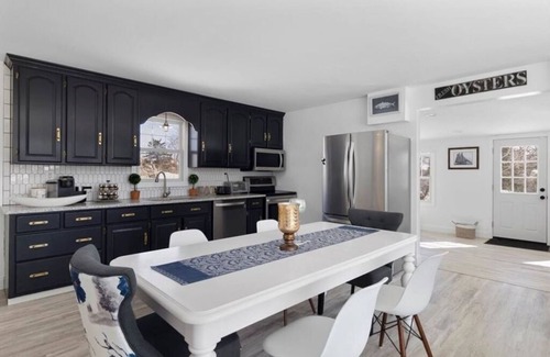 Snug Harbor Casa | Summer Rental -4 Minutes to East Matunuck Beach. Walk to Matunuck Oyster Bar