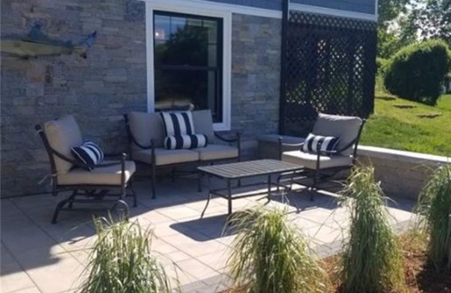 Snug Harbor Casa | Summer Rental -4 Minutes to East Matunuck Beach. Walk to Matunuck Oyster Bar