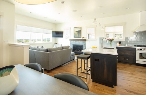 Bend Cabaña | Summer retreat ~ cozy beds ~ hot tub ~ Bend/Bachelor ~ new amenities ~🐶