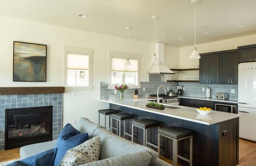 Bend Cabaña | Summer retreat ~ cozy beds ~ hot tub ~ Bend/Bachelor ~ new amenities ~🐶