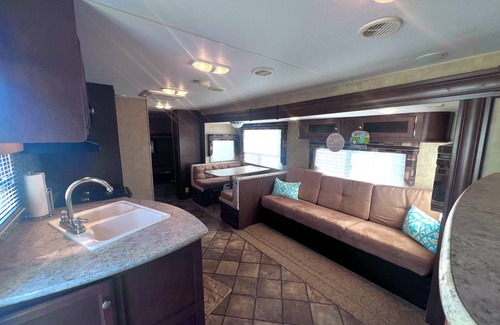 Bridgeport Complejo | Summer’s Paradise: Your Dream Lakeside Getaway