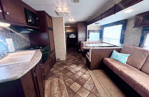 Bridgeport Complejo | Summer’s Paradise: Your Dream Lakeside Getaway