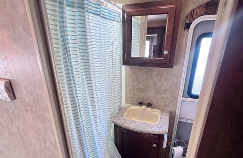 Bridgeport Complejo | Summer’s Paradise: Your Dream Lakeside Getaway