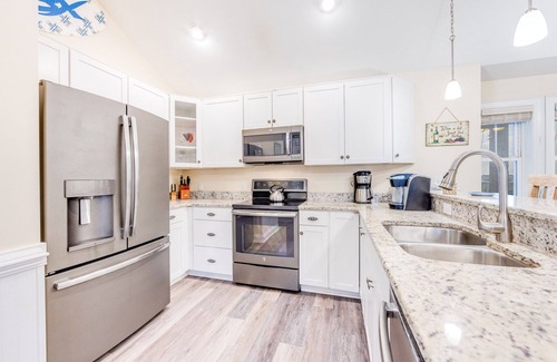 Hatteras Condominio | SUMMER SAVINGS - Canalfront Condo w/ Private Deck, Resort Pool, and Boat Slips