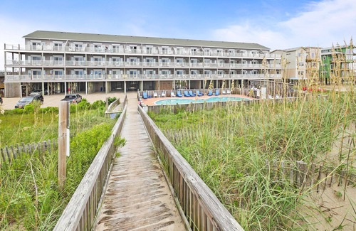 Hatteras Condominio | SUMMER SAVINGS - Oceanfront Condo w/ Private Deck, Cmty Pool, Hot Tub, Elevator