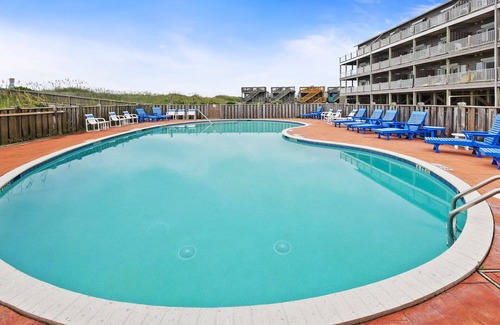Hatteras Condominio | SUMMER SAVINGS - Oceanfront Condo w/ Private Deck, Cmty Pool, Hot Tub, Elevator