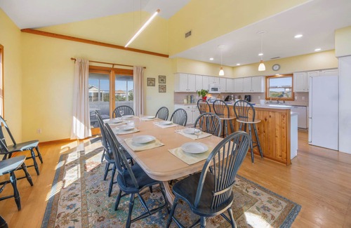Frisco Casa | SUMMER SAVINGS - Oceanside Handicap Friendly w/ Hot Tub, Elevator, Beach Nearby