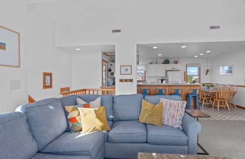 Waves Casa | SUMMER SAVINGS - Oceanside Dog Friendly w/ Hot Tub, Screened Porch, Beach Nearby