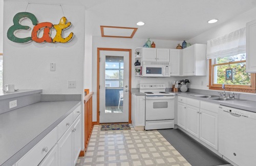 Waves Casa | SUMMER SAVINGS - Oceanside Dog Friendly w/ Hot Tub, Screened Porch, Beach Nearby
