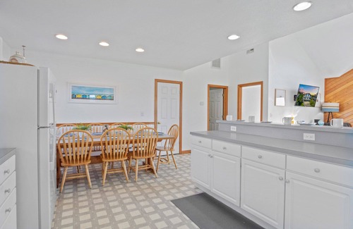 Waves Casa | SUMMER SAVINGS - Oceanside Dog Friendly w/ Hot Tub, Screened Porch, Beach Nearby