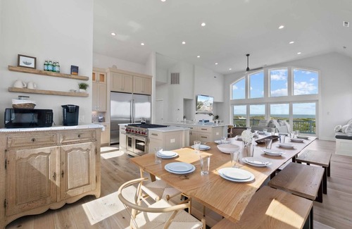 Ocean Isle Estates Casa | Servicios exuberantes frente al mar: elevador, piscina, 2 jacuzzis, sala de juegos, electrodomésticos dobles
