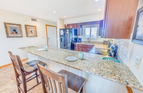 Rodanthe Condominio | Acogedor Semi-Oceanfront Rodanthe Condo-Resort Piscina y elevador, Paseo de la playa