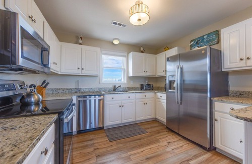 Ocean Isle Estates Casa | SUMMER SAVINGS - Semi-Oceanfront Home with Hot Tub, Smart TVs, Basketball Hoop