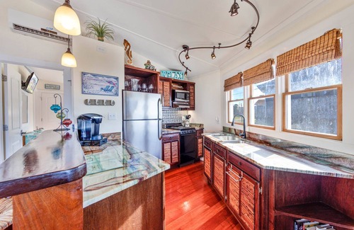 Brigands' Bay Casa | SUMMER SAVINGS - Soundfront Dog Friendly Hut w/ Hot Tub, Private Sound Access