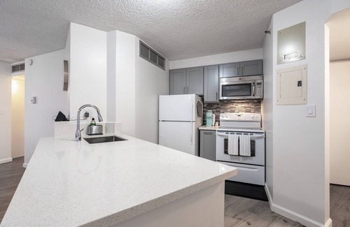 Downtown Honolulu Condominio | 😎 Summer Special - Downtown Honolulu Skyview - 1Bed+Den- Free Parking 🏄‍♂️