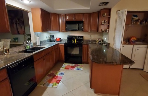 Sarasota Condominio | SUMMER SPECIAL LOWER PRICE. 10% MO DISC.! Beautiful Condo 10 Mins to Siesta Key