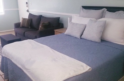 Wildwood Hotel | Summer studio -block from beach and everything/free ice cream and espresso drink