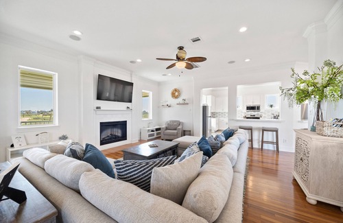 Galveston Casa | Summer weekends still available at stunning bayside home. 6BR/5BA in Pointe West