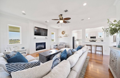 Galveston Casa | Summer weekends still available at stunning bayside home. 6BR/5BA in Pointe West
