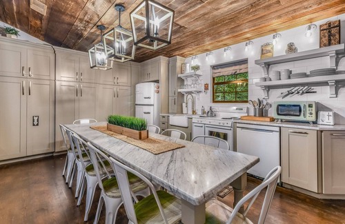 Wears Valley Cabina | Summer Wind: Pet Friendly, Free Attraction Tickets, Hot Tub
