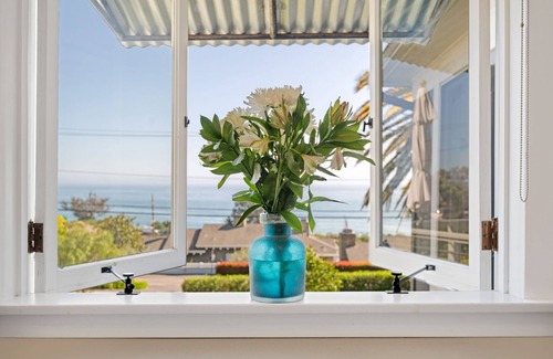 Summerland Apartamento | Impresionantes vistas al mar, relajante patio al aire libre, estilo interior elevado, ¡y MÁS!