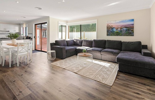 Sydenham Casa | Cozy 4BR Home by Melb Airport, CBD & Watergardens