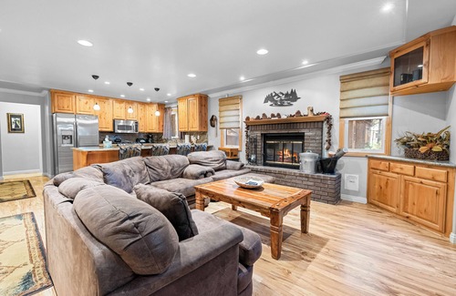 Summit Estates Cabina | Summit Condo - Luxury Condo, Walk to Slopes, Fireplace