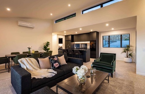 Frankton Casa | Summit Escape, Hot Tub, Fireplace, BBQ, AC & Views