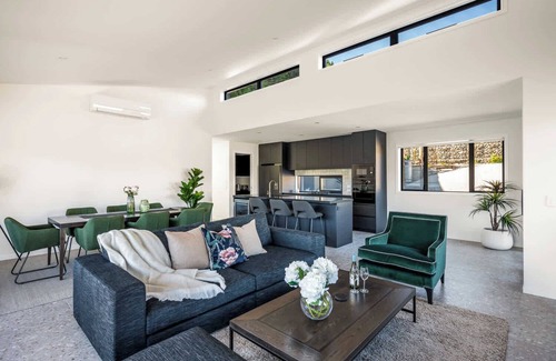 Frankton Casa | Summit Escape, Hot Tub, Fireplace, BBQ, AC & Views