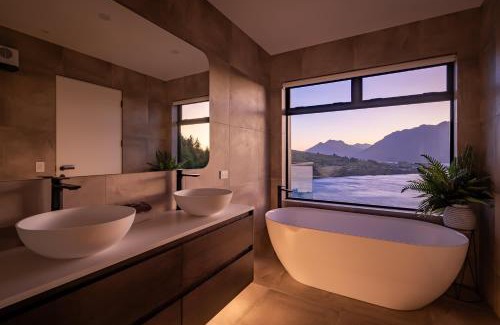 Frankton Casa | Summit Escape Hot Tub & Panoramic Beauty
