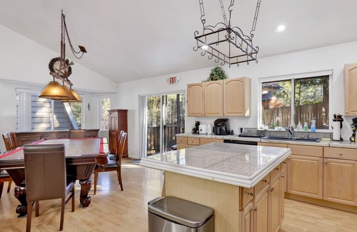 Summit Estates Chalet De Esquí | Summit Estates Escape by Big Bear Vacations | Hot Tub | Pool Table | Walk To Resort Lifts