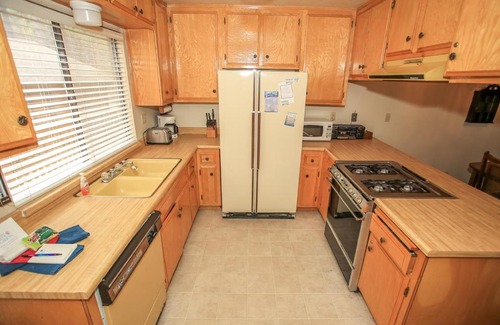 Summit Estates Casa | Summit Getaway Condo - Affordable and ideally located, Wood burning fireplace! Walk to Ski Resort